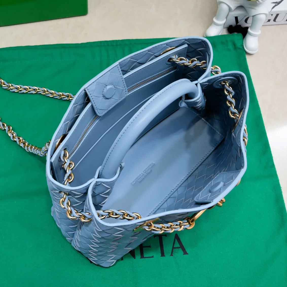 Batch 1960 BOTTEGA VENETA 2024 spring and summer new small ANDIAMO chain bag is also available! 🔥🔥I believe many friends have been waiting for a long time. The metallic chain adds a touch of sophistication to the original softness and elegance of Andiamo. The collision of classic craftsmanship and elegance creates a different kind of beauty. Style number: 6008 Size: 25*22*10.5cm